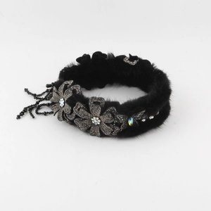 Elegante zwarte faux bont hoofdband met strass bloemen en kralen kwastjes voor dames