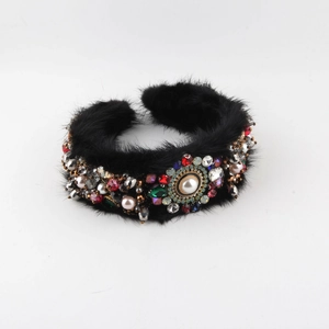 Détail d'un serre-tête de luxe en fourrure avec strass floraux et perles brillantes