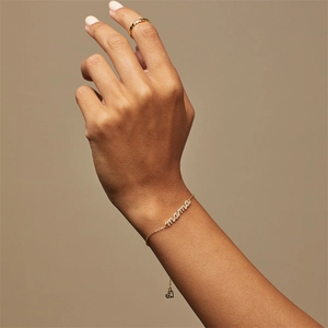 Bracciale MAMA placcato oro 14k con zirconi e ciondolo a cuore indossato al polso