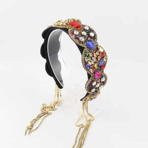 Détail des strass colorés et pampilles dorées sur serre-tête baroque de luxe
