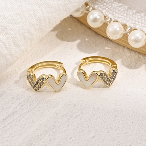 Orecchini a Cerchio a Cuore in Rame Placcato Oro 14k per Donna Incastonato con Conchiglia Bianca Zirconia Gioielli Eleganti