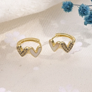 Eleganti orecchini a cerchio a cuore placcati in oro 14k con zirconi e madreperla