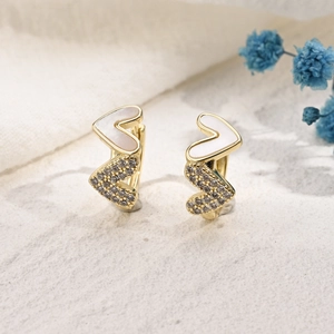 Orecchini a cuore placcati oro 14k con intarsio in conchiglia e zirconi per donna