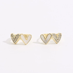 Dettaglio di orecchini a cuore in madreperla con placcatura oro 14k e zirconi bianchi