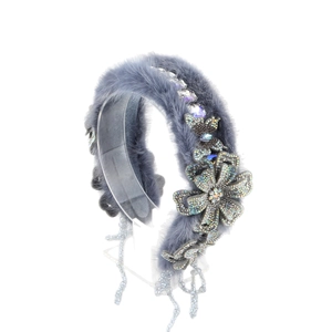 Luxe hoofdband van nertsbont met bloemen van strass en franjes op een transparante voet