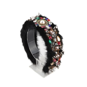 Serre-tête baroque en fausse fourrure avec perles et strass colorés sur support blanc