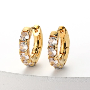 Vue détaillée des boucles d'oreilles en C plaquées or 14K avec micro-pavage en zircone