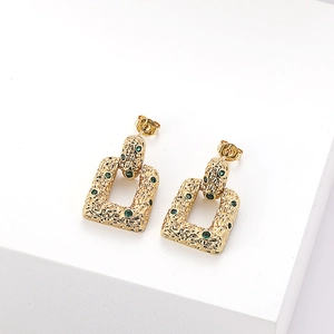 Vue détaillée des boucles d'oreilles en laiton œil-de-chat plaqué or 14 carats texturé