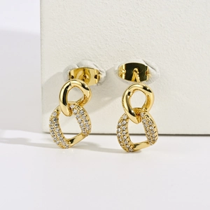 Vue détaillée de boucles d'oreilles 14K plaquées or avec des maillons sertis de zircons