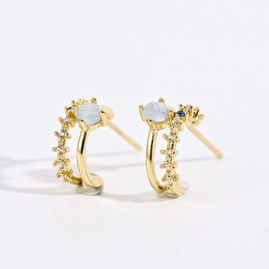 Détail du boucle d'oreille en C en laiton plaqué or 14K avec pierre œil de chat et zircon