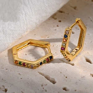 Détail de boucles d'oreilles hexagonales plaquées or 14K avec pierres zircons colorées