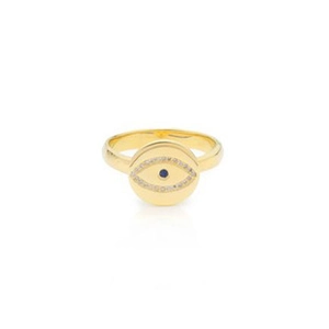 Detalle de anillo de ojo turco dorado con gema azul central y pavé de circonitas blancas