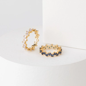 Klassieke 14K vergulde ringen bezet met kleurrijke vierkante zirkonia-stenen