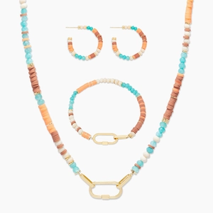 Vue détaillée du parure bohème avec perles heishi orange et fermoir ovale doré élégant