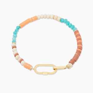 Détail du collier de perles bohème avec perles heishi colorées et fermoir mousqueton doré