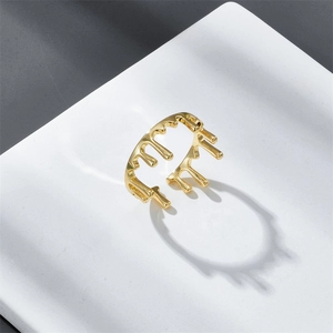 Minimalistischer Lava-Ring vergoldet auf weißem Steinpodest in elegantem Design