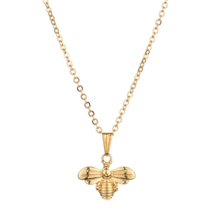 Vue détaillée du pendentif abeille plaqué or avec textures fines et chaîne classique en O