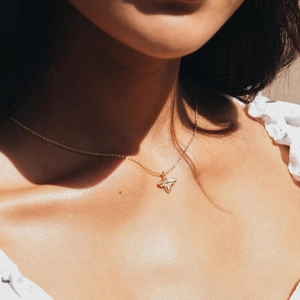 Collier Pendentif Abeille en Alliage Plaqué Or Minimaliste Choker Animal Délicat pour Femmes Bijoux de Mode Élégants Accessoire Quotidien