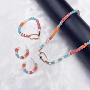 Détail d'un ensemble de bijoux bohèmes faits main en perles Heishi avec fermoir doré