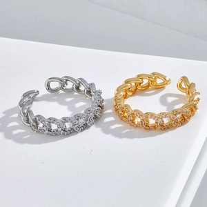 Bague ouverte chaîne avec zircons en plaqué or 14K et argent sur pierre blanche