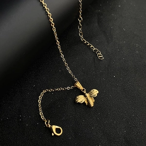 Vue détaillée du pendentif abeille doré avec textures d'ailes et fermoir mousqueton