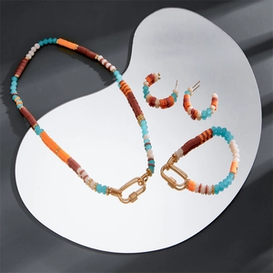 Parure de bijoux bohème avec perles en silicone colorées et fermoir trombone doré chic