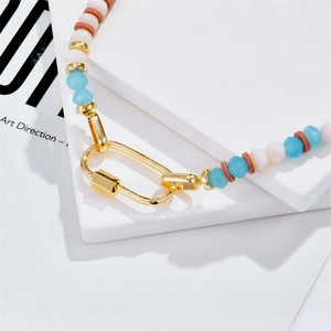 Collier perles bohème avec facettes bleues blanches et fermoir mousqueton doré chic