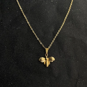 Élégant collier pendentif abeille plaqué or sur une chaîne minimaliste pour femme