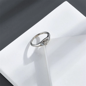 Elegante anillo de abeja plateado con alas de cristal sobre base geométrica