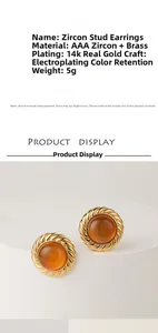 Makrofoto der 14k vergoldeten Messingstecker mit AAA Zirkonia auf weißem Ständer