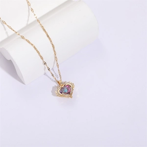 Elegante collana Cuore dell'Oceano con catena dorata e pendente in zircone blu su pietra