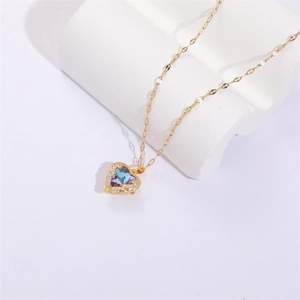Collana a cuore dorata con cristallo sfumato blu-viola e zirconi su base in pietra bianca