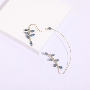 Boucles d'oreilles feuilles dorées faites main avec perles en verre bleu foncé
