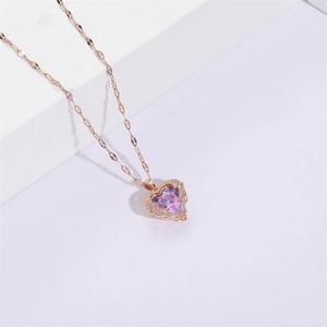 Dettaglio del ciondolo a cuore in cristallo viola con alone di zirconi su catena oro rosa