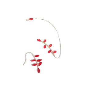Boucles d'oreilles faites main en fil d'or 14K avec perles rouges et design végétal