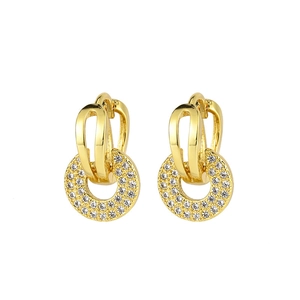 Détail macro de boucles d'oreilles plaquées or 14K avec pendentif zircon et boucle d'oreille