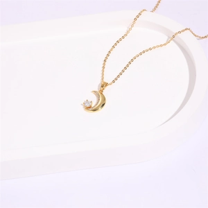Collier en or 14K avec pendentif croissant de lune et oxydes de zirconium