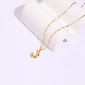 Collier élégant plaqué or 14K avec pendentif lune et zircons cubiques scintillants