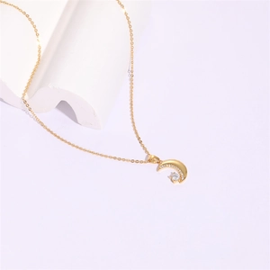 Collier lune en or 14 carats avec micro-pave de pierres blanches sur chaîne délicate