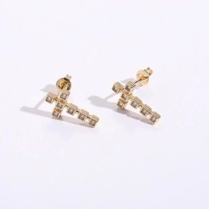 Élégantes boucles d'oreilles croix dorées avec zircons et fines textures verticales