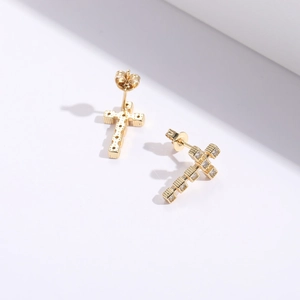 Boucles d'oreilles croix dorées avec cristaux de zircon et tige en argent 925 pour femme