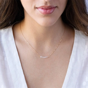 Primer plano del collar dorado elegante con colgantes de piedras de cristal natural