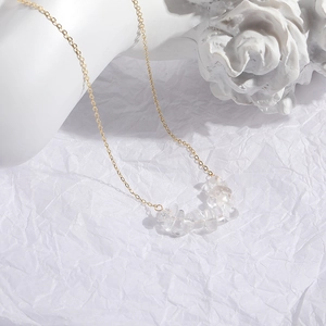 Primer plano detallado de un collar de cristal natural sobre un fondo blanco estético
