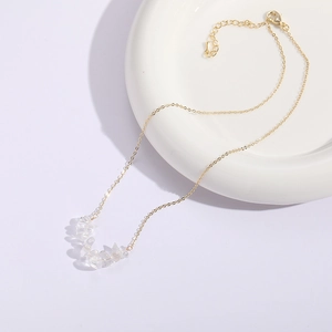 Detalle del collar de cristal de piedra natural con cadena de oro y cierre de mosquetón