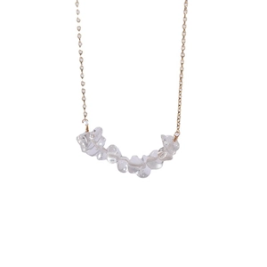 Collar minimalista de oro con colgante de piedra de cuarzo de cristal natural irregular