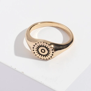 Detailansicht des goldenen Vintage-Siegelrings mit Sonnen-Augen-Gravur im Boho-Stil