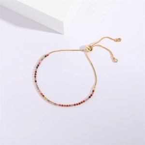 Détail du bracelet chaîne boîte en or 14K avec zircons arc-en-ciel et fermoir coulissant
