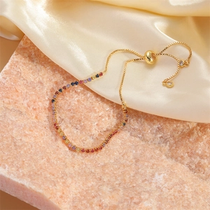 Détail d'un bracelet de tennis en zircons arc-en-ciel plaqué or 14K avec fermoir réglable