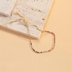 Détail d'un bracelet ajustable plaqué or 14K avec des pierres précieuses en zircon