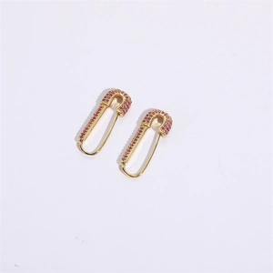 Detail von Büroklammer-Ohrringen in Gold mit rosa Zirkonia-Mikropavé-Besatz
